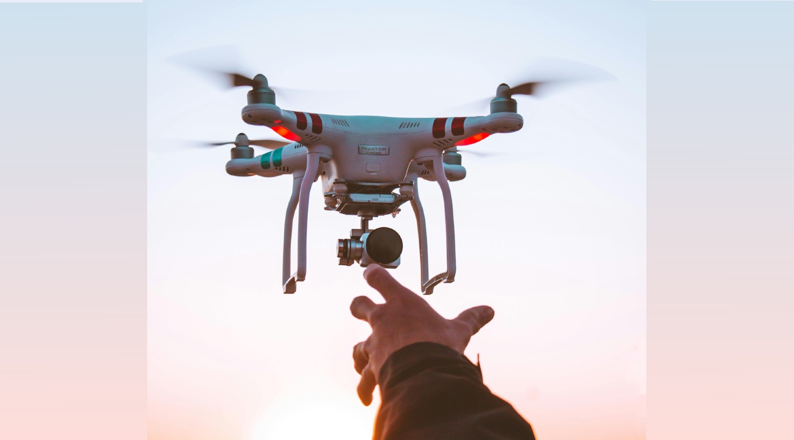 Hand reikend naar drone in de lucht