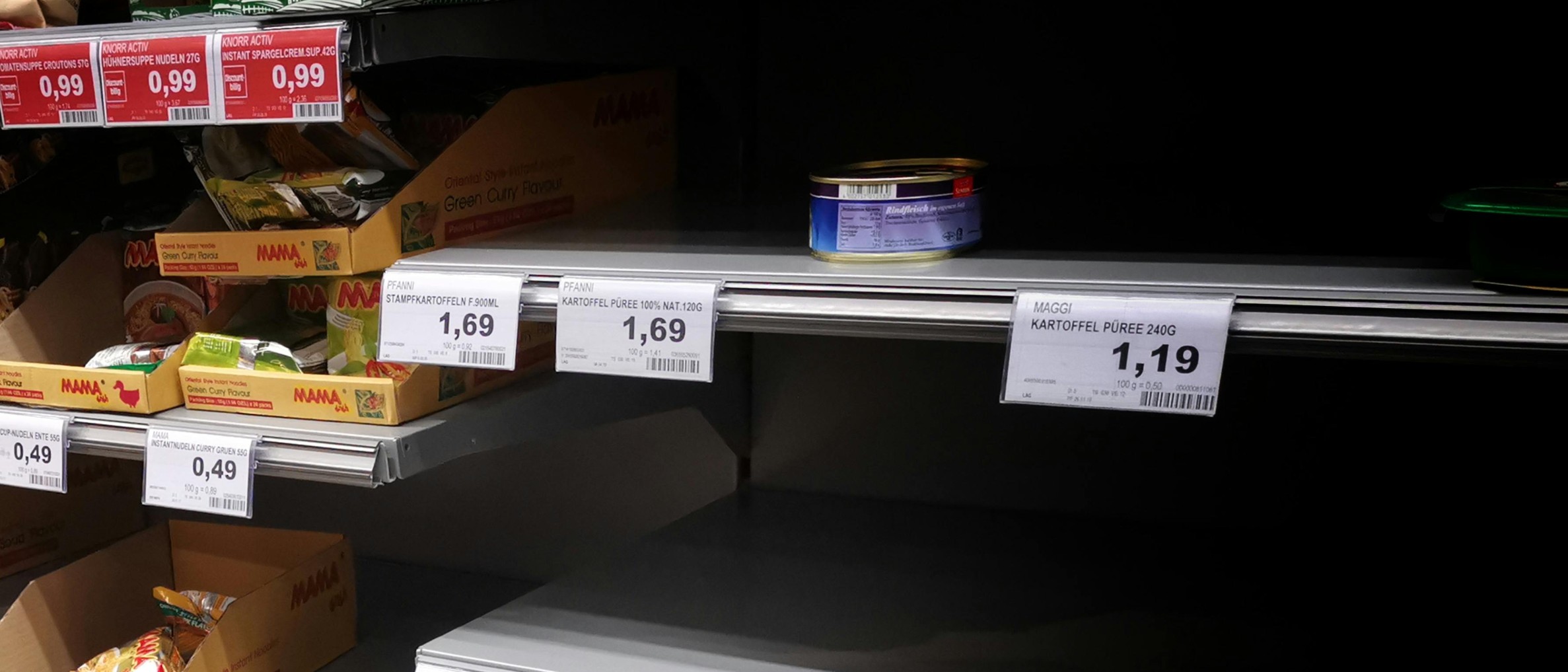 Lege schappen in supermarkt