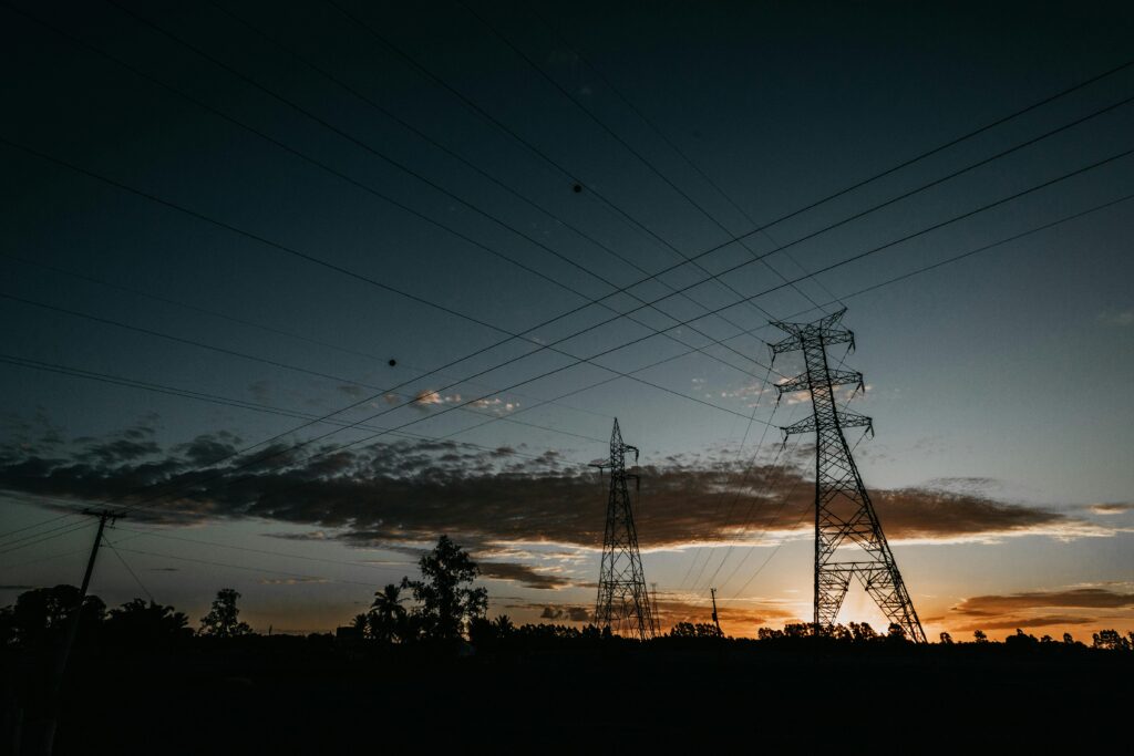 Elektriciteitsmasten tegen ondergaande zon