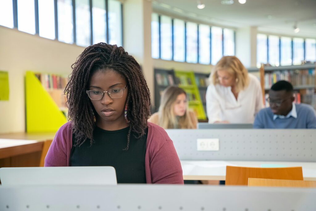 Student met laptop in bied universiteit