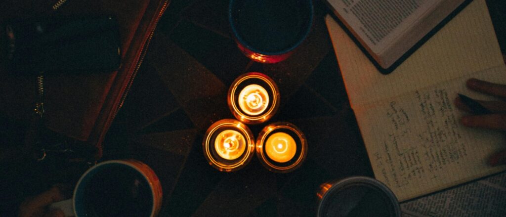 Mensen werken bij kaarslicht