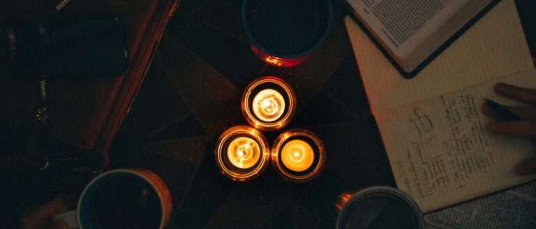 Mensen werken bij kaarslicht