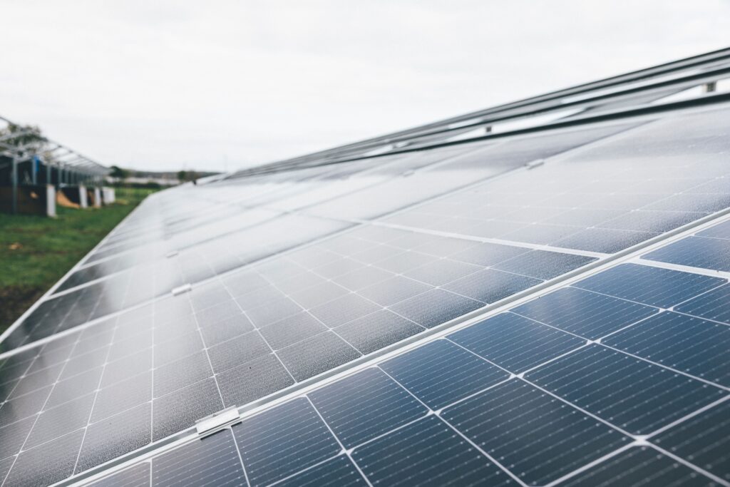 Veld met zonnepanelen